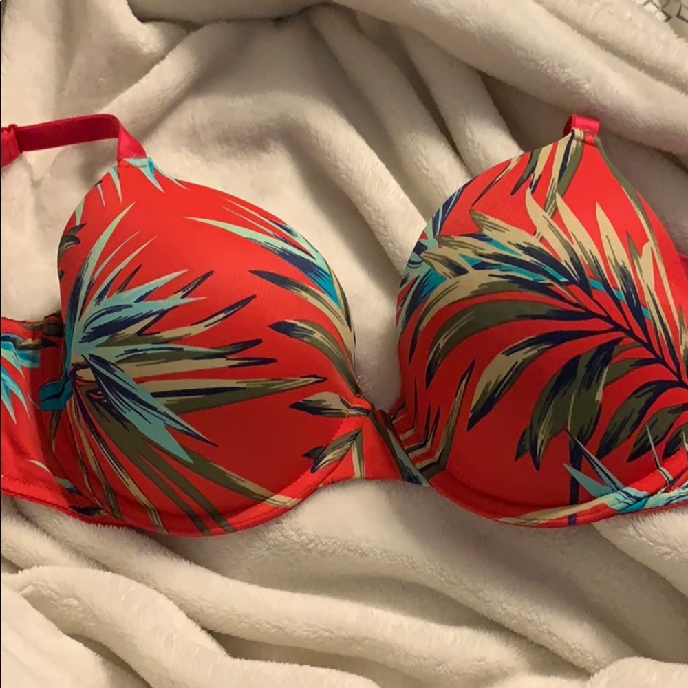 A 34DD pink Victoria’s Secret bra